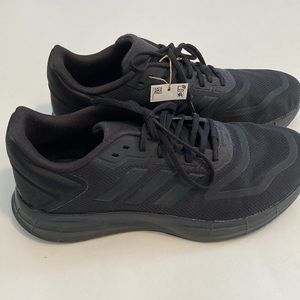 Adidas NWOT/ Mens running shoe 9 1/2 US
